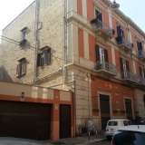 Lo storico palazzo che ospitava il laboratorio di cera, situato ad angolo fra via Michele de Napoli e via Trento. Oggi � un negozio di candele